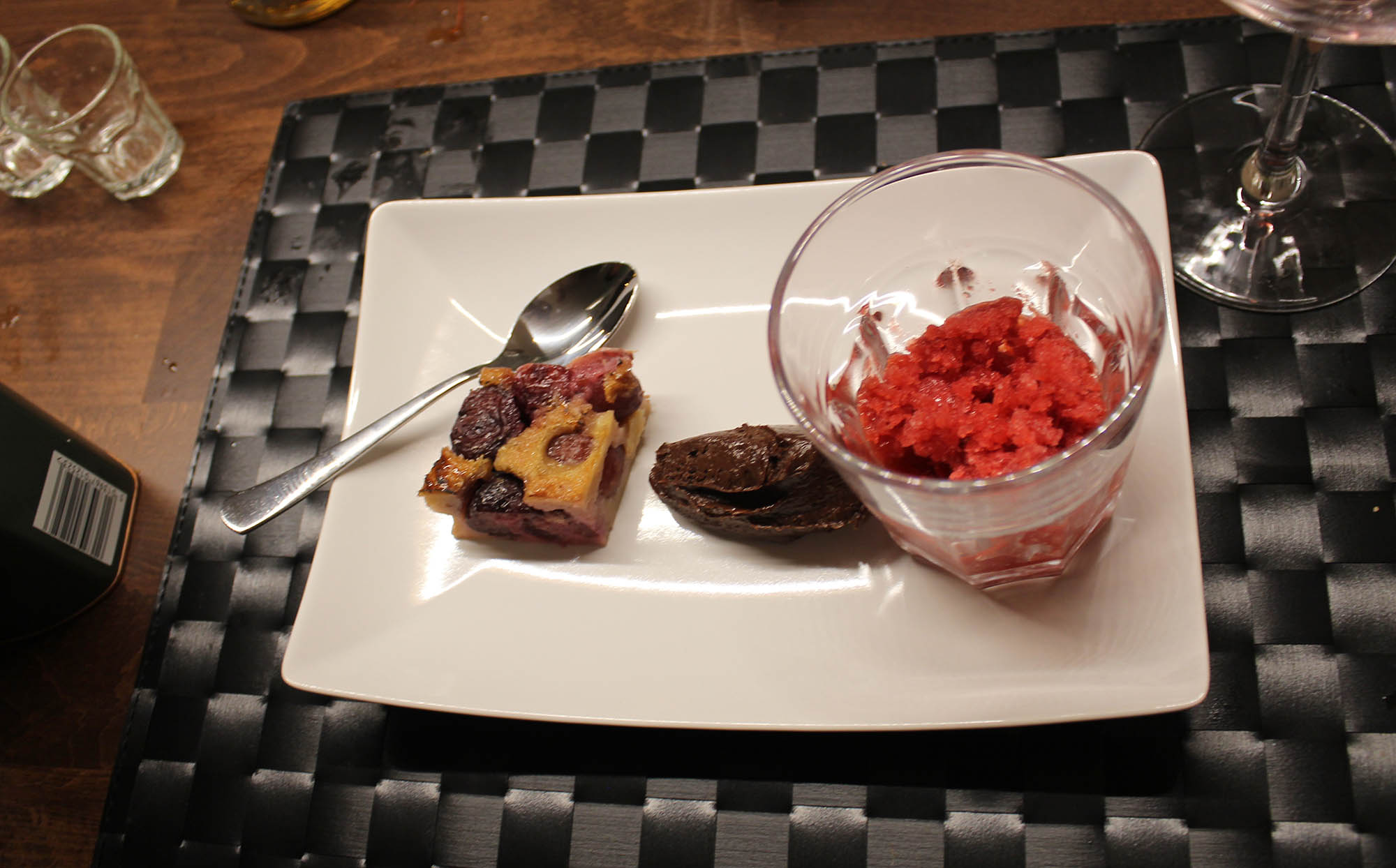 Kirsch-Cafouti mit Rauchwhisky-Schokomousse und Himeer-Granita