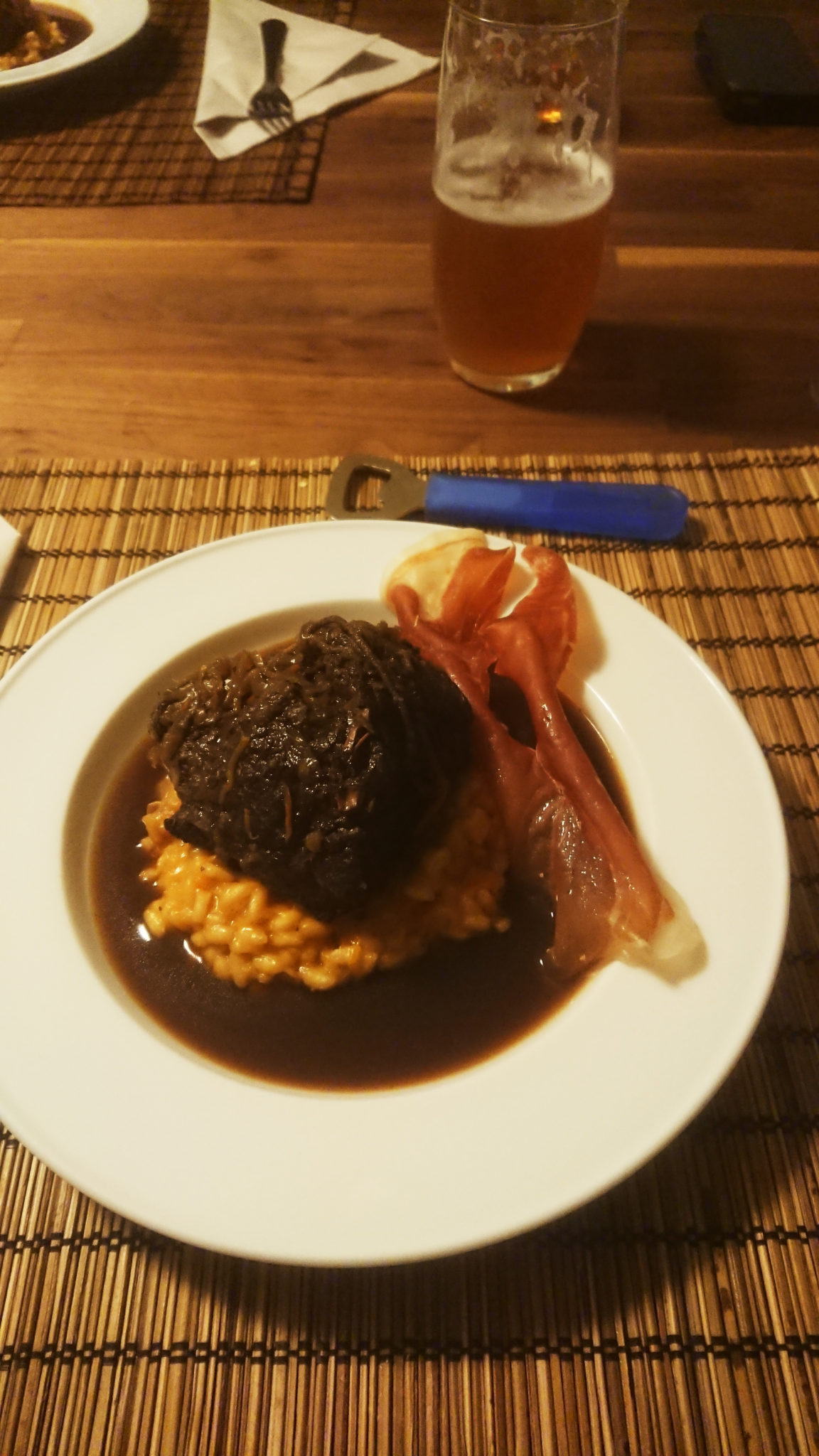 Geschmorte Rindsbäckchen mit Kürbisrisotto und Parma-Segel